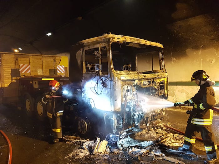 Incendio di un camion in galleria, autostrada chiusa nella notte - Foto