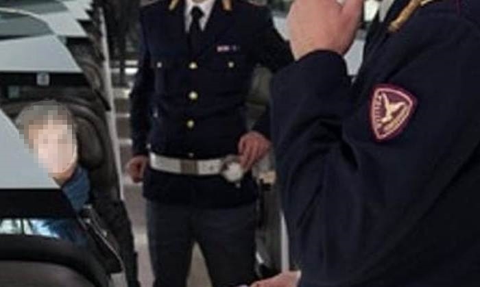Senegalese fermato sul treno con 36 chili di false targhette metalliche di griffe famose