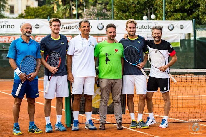 Tennis e solidarietà: don Angelo raccoglie 1.800 euro, e domenica sarà su Sky Sport