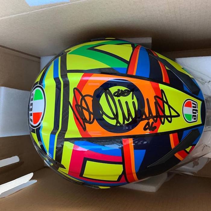 Ghiffa: Valentino Rossi dona - per la terza volta - il suo casco al parroco per beneficenza