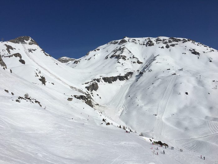 Soccorritore ucciso dalla slavina, sulle piste di Crans Montana un minuto di silenzio 