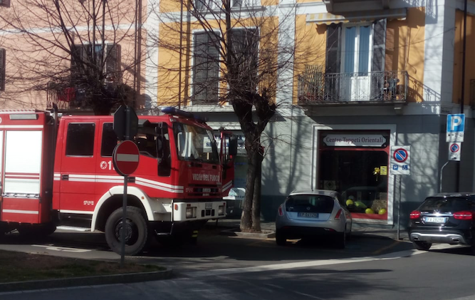 Fiamme in una lavanderia a gettoni in centro città, intervento dei vigili del fuoco