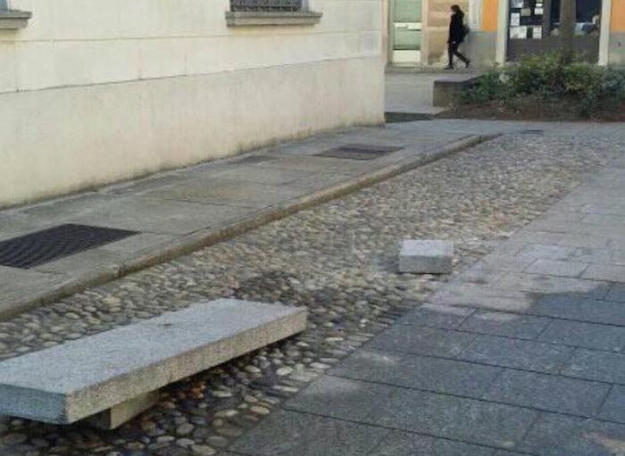 Distrutta da un furgone la panchina in piazza Convenzione. Autista incastrata dalla videosorveglianza 