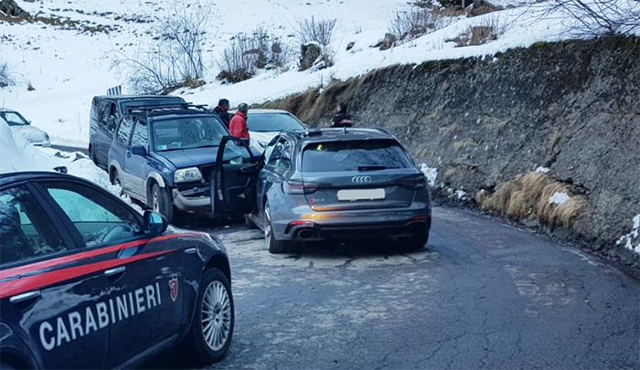 Scontro frontale tre due auto: due feriti lievi all'ospedale
