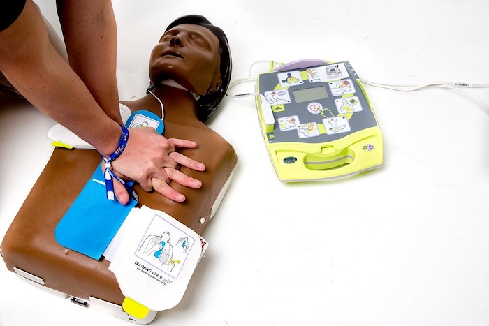 "A cena con il cuore" per insegnare ai neomaggiorenni l'uso del defibrillatore 