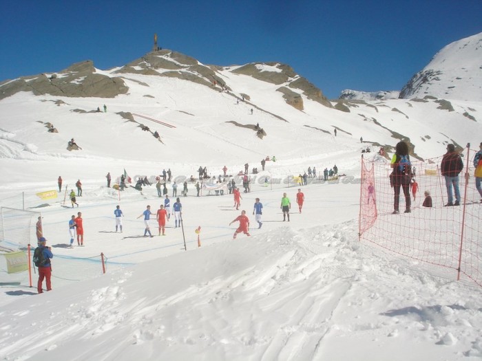 Macugnaga: calcio sulla neve, aperto a tutti il campo a quota 2800