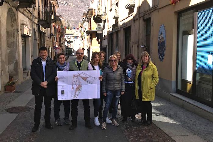 Omegna: asfalto colorato al posto del porfido, si rifà la pavimentazione in via Mazzini 