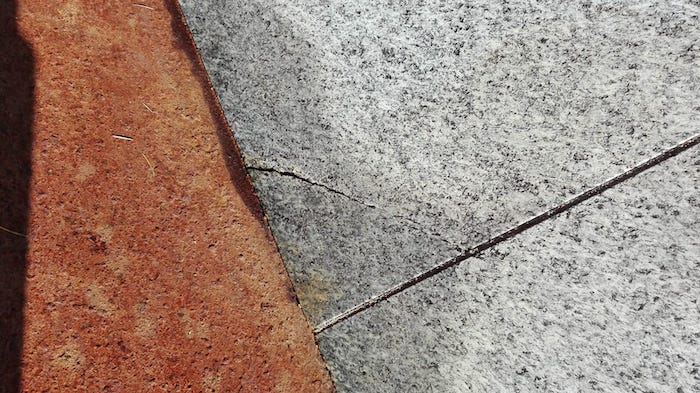 Domo: danneggiata la fontana nei pressi del Comune. Atto vandalico? 