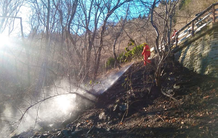 Spento l'incendio nei boschi di Vallesone, gli Aib: "Lo monitoriamo per precauzione"
