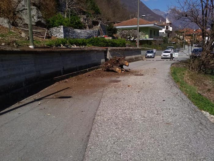 Gravellona: piccolo smottamento in via Martiri, strada chiusa 