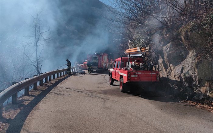 Incendio nei boschi all'imbocco della Valle Anzasca