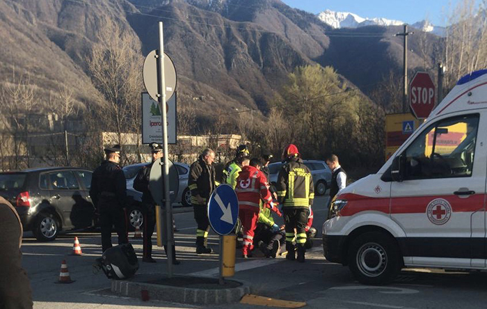 Incidente tra auto e moto, centauro sbatte contro gli spartitraffico. Interviene il 118