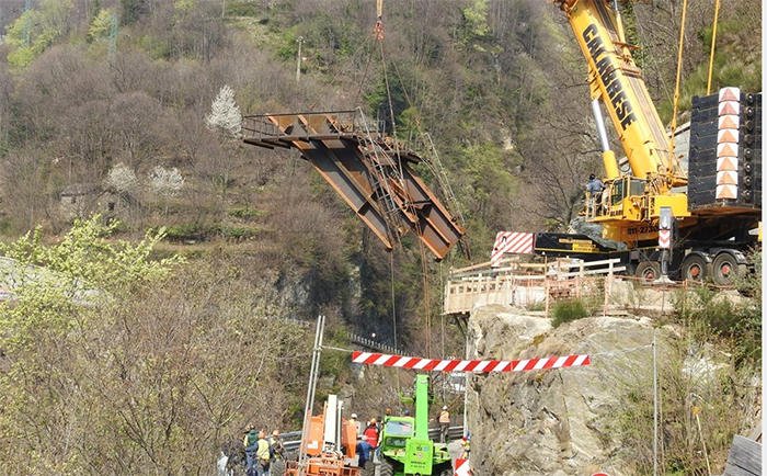 Nuovo ponte sul rio Giana in Anzasca: ecco il video della posa dei due tronconi del viadotto. Foto