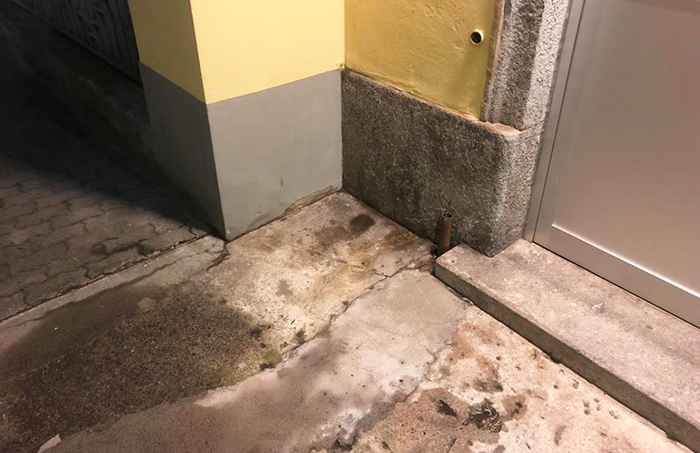 Non vuole pagare per entrare nel bagno della stazione e fa la pipì in terra