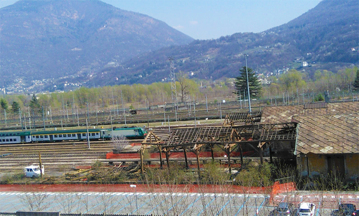 Capannoni abbandonati all’ingresso della stazione, un brutto biglietto da visita per la città