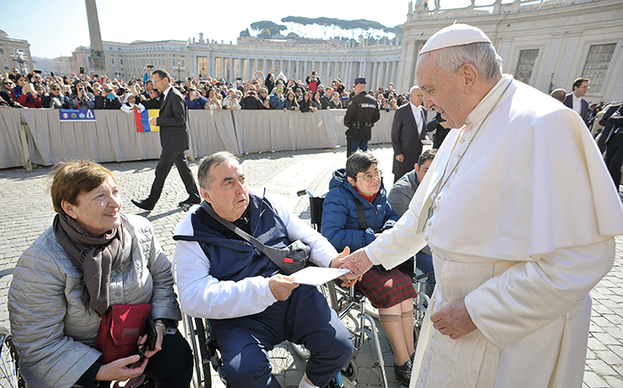 L’associazione Parkinsoniani Vco ha donato il proprio libro a Papa Francesco