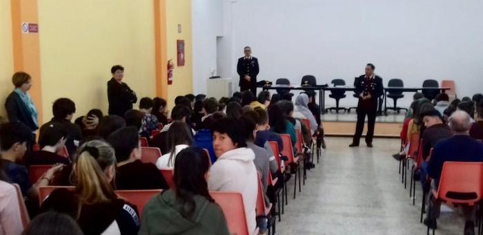 Villadossola: i ragazzi della Bagnolini a lezione dai CC sui pericoli della Rete