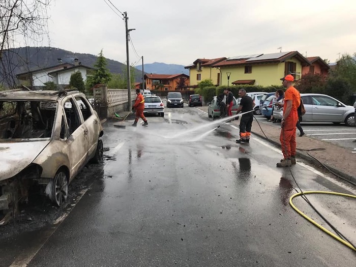 Cambiasca, bosco in fiamme: un'auto distrutta e un denunciato 