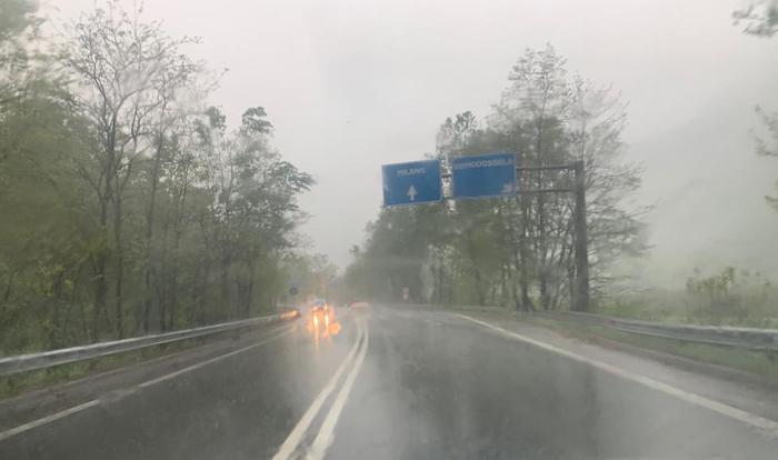 Maltempo: superstrada allagata, Sempione chiuso ai mezzi con rimorchio 