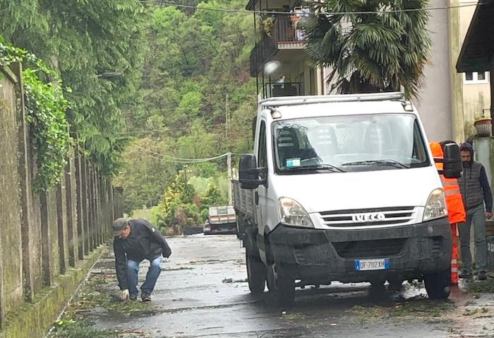Vento forte: volano tetti e cadono alberi, chiuso il parco Robinson 