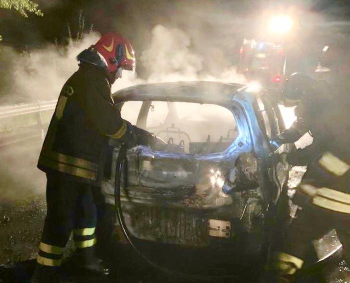 Trasquera: auto distrutta dalle fiamme dopo aver investito un cervo, conducente illeso