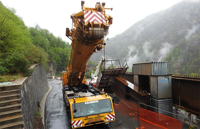 Nuovo ponte in Anzasca: spettacolare trasferimento della grossa autogrù sul ponte Gozzi. Foto e video