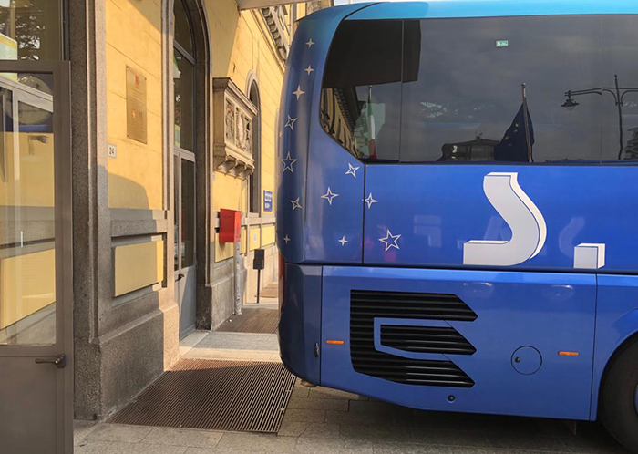 L'entrata della stazione domese "soffocata" dagli autobus dei turisti. La polizia li fa spostare