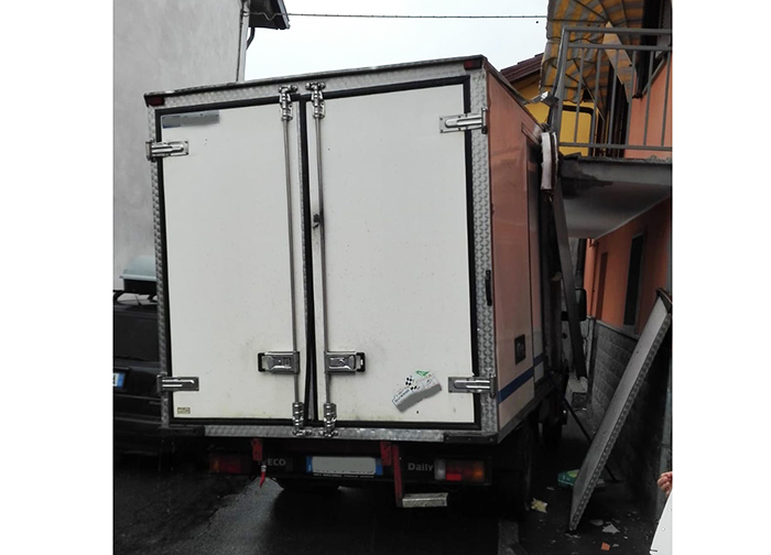 Camion frigo incastrato alla Cappuccina