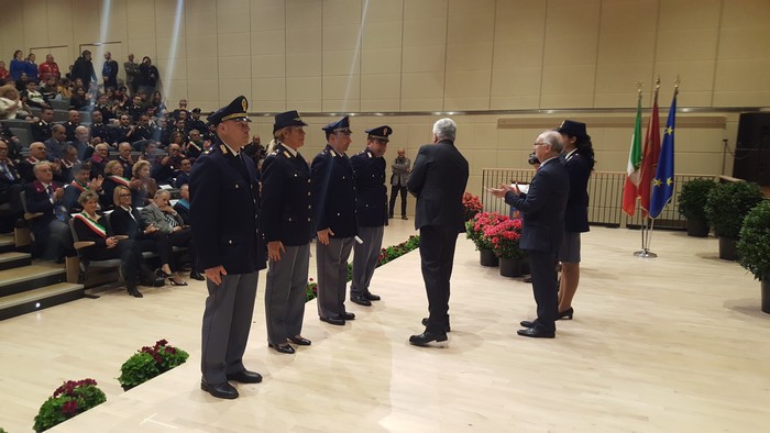 Festa della polizia, ecco i premiati per meriti di servizio (foto)