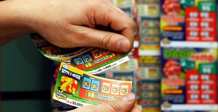 Ruba i gratta e vinci dal bancone del tabaccaio: condannato