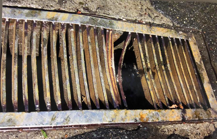 Pericolo per bici e motorini per una grglia di scarico rotta a Crevola