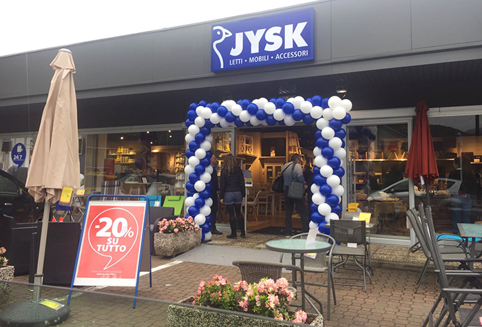 Potere al Popolo si scaglia contro l'inaugurazione del negozio Jysk a Domo: "E' una vergogna farla il 25 aprile" 