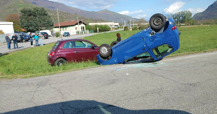 Incidente ad Ornavasso tra due vetture: un'auto cappottata, l'altra nel prato. Una persona portata al Dea