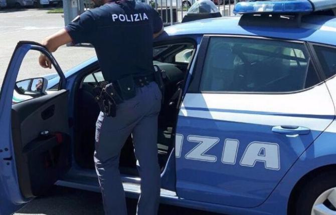 Una coppia in auto avvicina un passante, gli strappa l’orologio e lo fa cadere a terra