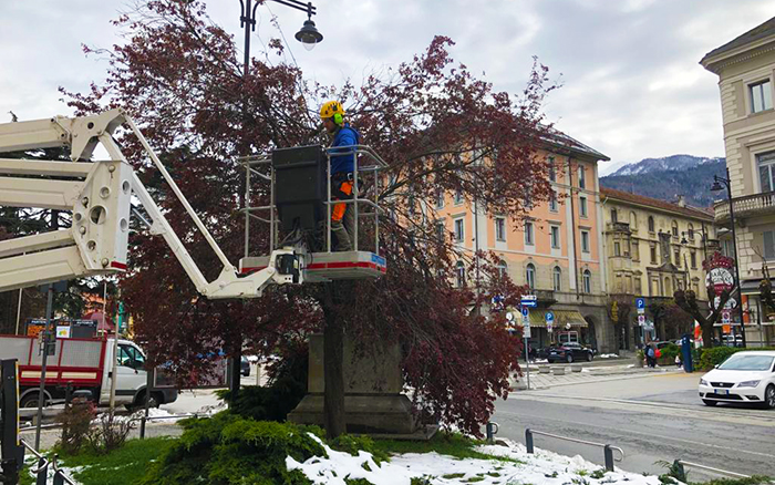 Domo: superlavoro per tagliare i rami pericolanti dalle piante e togliere la neve per il mercato del sabato