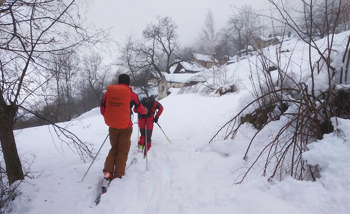 Resta intrappolato dalla forte nevicata nella baita, i soccorritori battono 5 km di pista per salvarlo. Video