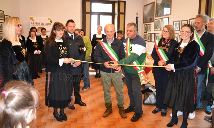 Taglio del nastro in Anzasca per la Fiera "Non solo legno”. Fotogallery