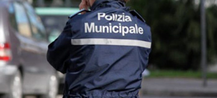 Colpisce con un pugno il vigile urbano: ivoriano denunciato
