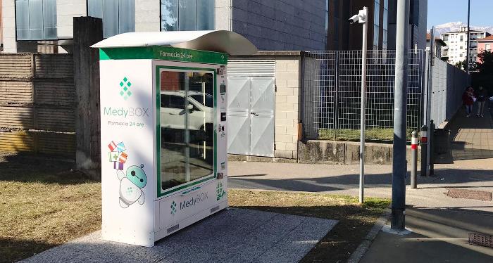 In cinque (ri)tentano di scassinare il distributore di farmaci: denunciati due quattrodicenni