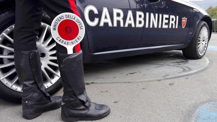 Ruba alimentari al supermercato, fugge e spintona i carabinieri