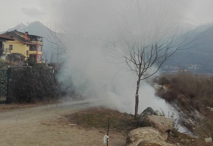 Incendio di sterpaglie al ponte di Mocogna, intervengono i VVF