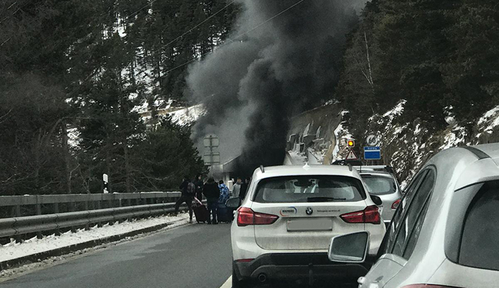 E' un pulmino di turisti diretti in Italia ad avere preso fuoco sul Sempione. Nessun ferito
