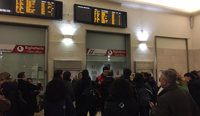 Sciopero: niente treni per Milano, viaggiatori infuriati