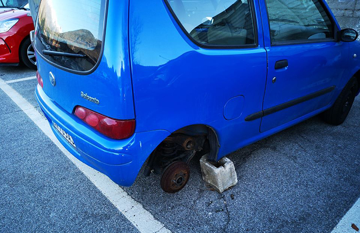 Gli rubano le gomme dell'auto nel posteggio