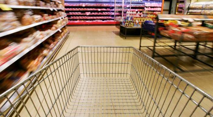 Si “scorda” vino e salumi alla cassa dell’Esselunga: 65enne assolto dal tentato furto