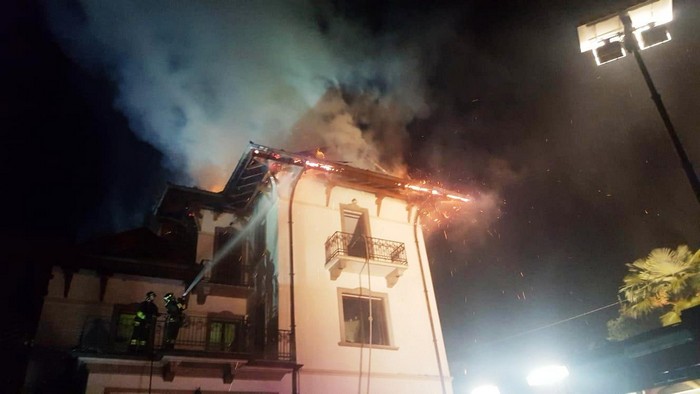 A fuoco il tetto di una villa a Baveno (foto)