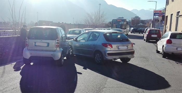 Cambia corsia per posteggiare e provoca uno scontro. Nessun ferito