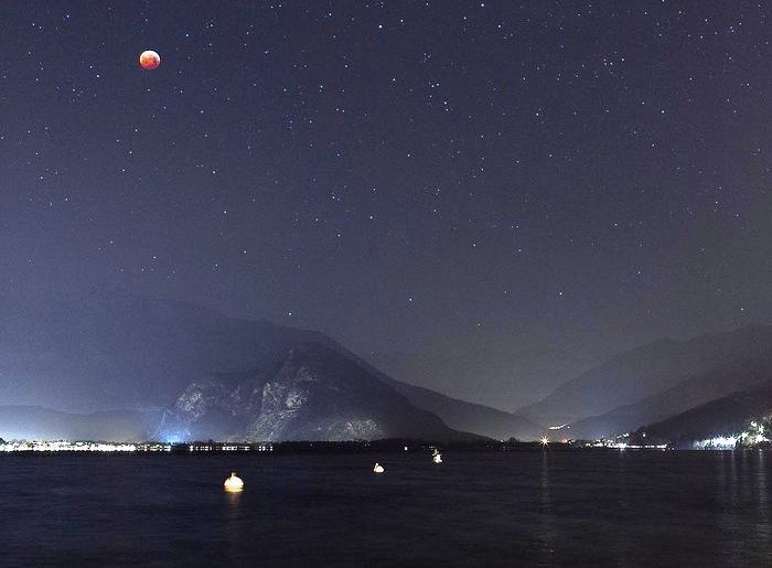 La foto della super luna rossa sul Verbano premiata dall’Agenzia spaziale europea