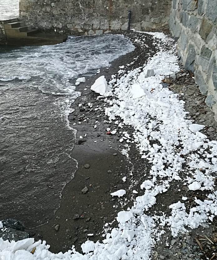 La spiaggia di Ghiffa invasa dal polistirolo. È quello del porto affondato di Pallanza?