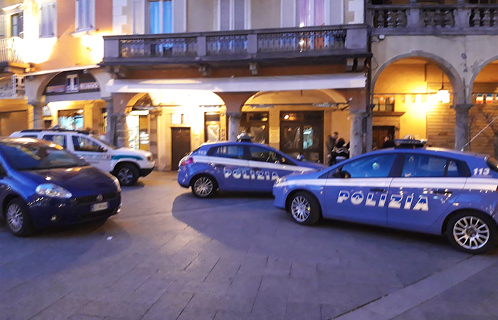 Controlli serrati delle forze dell'ordine nei bar di piazza Mercato